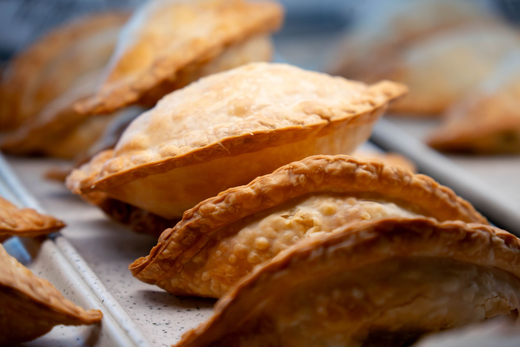 Empanadas argentines, empanadas espagnoles, empanadas artisanales, recettes au bœuf, poulet, olives, épinards et ricotta, aubergine végétalienne, vegan, végétarienne, tomate et basilic, chorizo, jambon fromage, repas sans gluten, chaussons garnis, chaussons fourrés, pâte brisé, pâte feuilleté, fast-food, fast-good,  repas rapide, repas savoureux, repas étranger, voyage, mairie de versailles, fait maison, fait mains